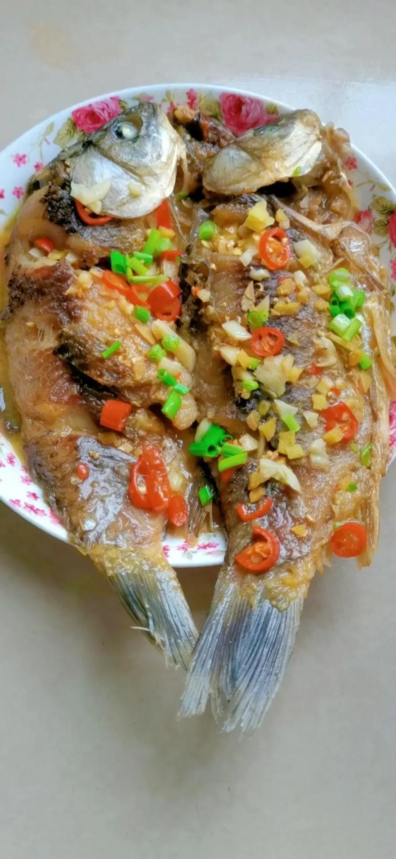 鲫鱼做法大全家常_煎焖蒸煮，鲜美不腻！