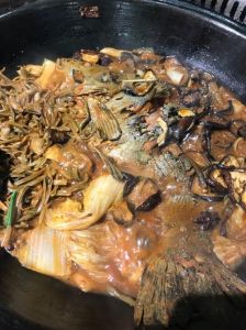 东北铁锅炖大鱼做法_东北铁锅炖鱼，鱼肉鲜嫩，酱香浓郁！