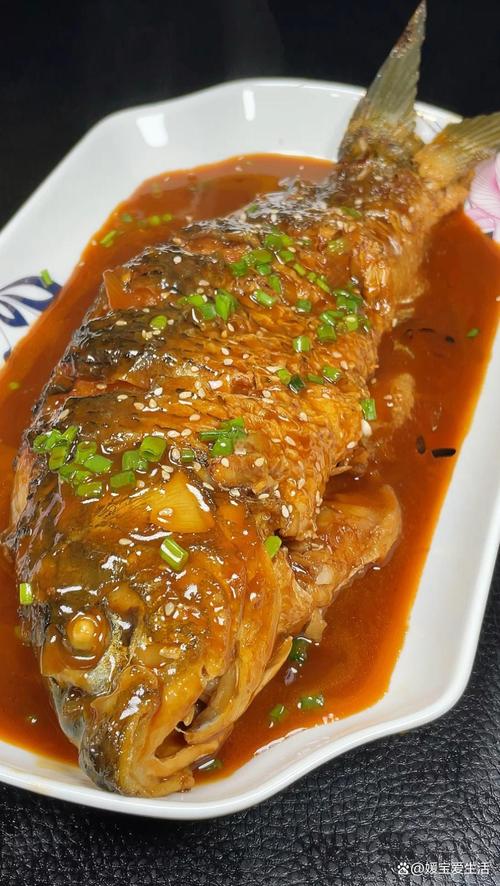 清炖鲤鱼的家常做法_鲜美家常菜，简单又暖心