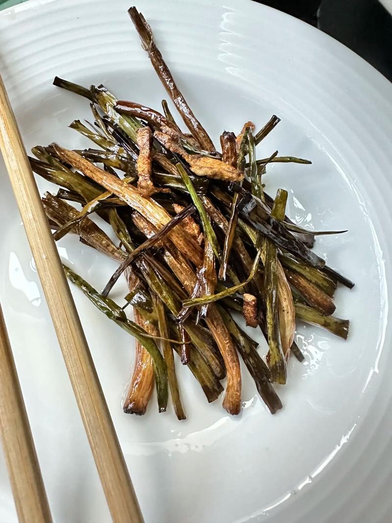 正宗葱油的熬制方法_小葱晾干慢炸，加生抽老抽调味，拌面炒菜提味！