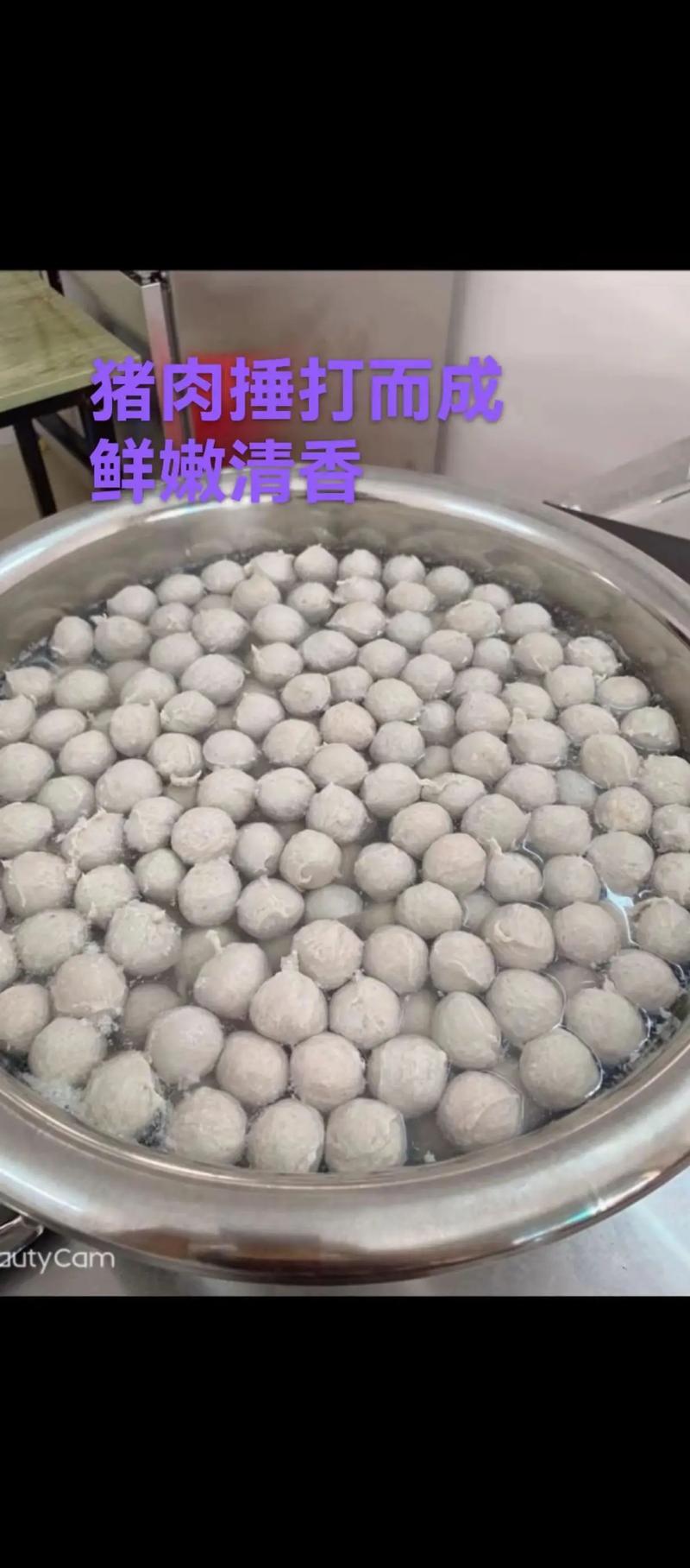 自制猪肉丸家常做法_冷冻绞肉打泥，调味摔打，水煮弹牙