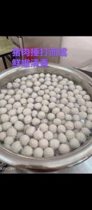 自制猪肉丸家常做法_冷冻绞肉打泥，调味摔打，水煮弹牙