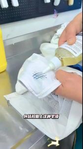 草的汁液弄到衣服上怎么洗掉_洗草汁渍，用热水盐白醋酒精洗衣液