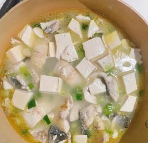 明太鱼豆腐汤的做法_冻豆腐吸汤汁，明太鱼去腥，煮汤火候关键