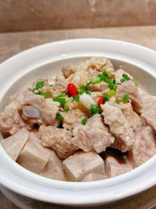 芋子蒸排骨的家常做法_芋子蒸排骨，软糯香甜营养好