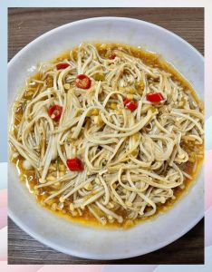 香菇炒金针菇的做法_香菇金针菇炒肉，家常美味！