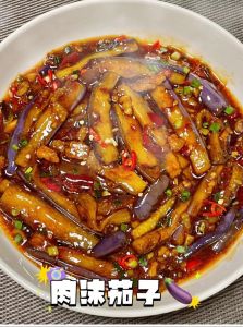 肉烧茄子的家常做法_香炸里脊配茄子青椒，酱香下饭菜