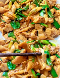 猪小肠的家常做法_酸豆角炒小肠，小肠煲汤做法全攻略