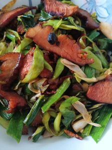 蒜苗炒腊肉的做法_蒜苗炒腊肉，家常美味，简单易学！