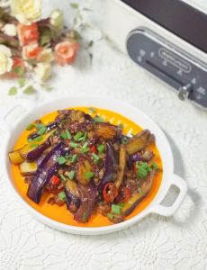 肉炖茄子的家常做法_肉炖茄子，撕茄有讲究，入味又香口！