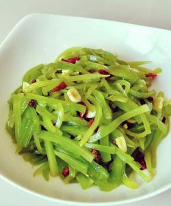 莴笋叶的做法菜谱_免费莴笋叶，蒸着吃香！