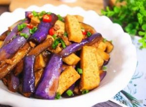 茄子炒豆腐的做法最正宗的做法_茄子豆腐，低卡高纤，鲜香软糯家常菜！