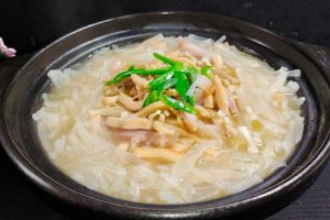 干鱿鱼丝的做法_涨发鱿鱼丝，恢复鲜嫩口感，去腥提味，凉拌炒汤皆宜