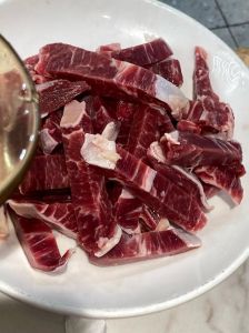 一斤牛肉片涮熟了有多少_生牛肉煮熟要缩水，一斤变六两七两