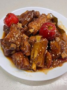 炒排骨一般焯水几分钟_焯水时间看排骨大小做法，别焯太烂