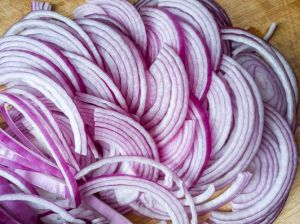 洋葱丝切法图解_洋葱切法多样，丝丁有别，快慢有技巧！