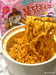 韩国火鸡面能用开水泡着吃吗_火鸡面泡着吃？煮着才地道！