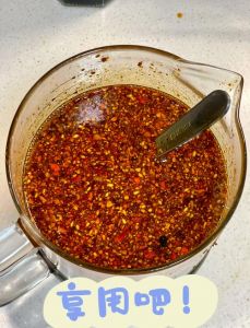 椒油怎么做才能又辣又香_辣椒香料泼油，香浓过瘾！