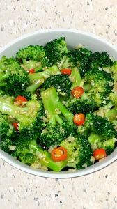 清炒西兰花千万不要直接焯水_西兰花淡盐水泡 微波冰水 脆嫩入味