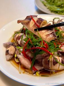 鱿鱼一般要焯水几分钟_焯水鱿鱼去腥保嫩，时间水温看部位