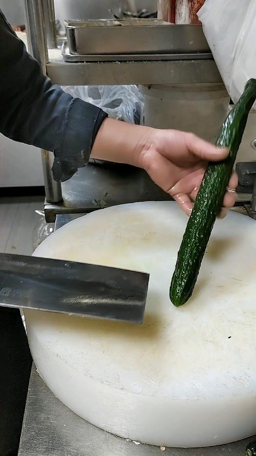 黄瓜菱形怎么切出来_学会切菱形黄瓜片，菜色更靓！