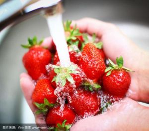 洗草莓用什么洗最干净_免水洗洁精，保甜脆！