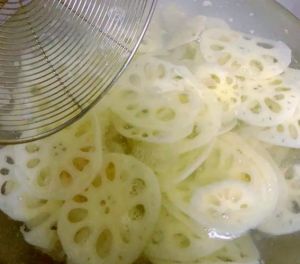 藕要不要焯水_炒藕片要不要焯水？有妙招，脆爽不黑！