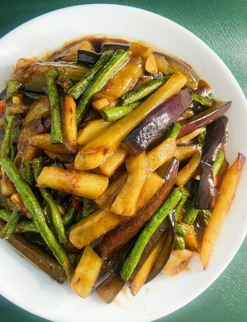 老版地三鲜都是什么食材_茄子土豆青椒的东北家常味 老版地三鲜都是什么食材_茄子土豆青椒的东北家常味