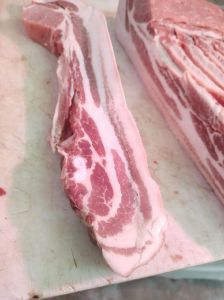 肋条五花和五花肉一样吗_肋条五花VS五花肉，口感做法大不同