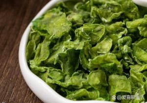 莴笋去皮的方法图解_刀勺刮皮更便捷