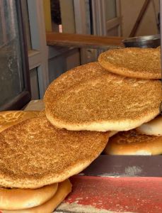 新疆烤馕咸味有糖吗_新疆咸馕香咸无糖，奶茶配甜，种类多超300种