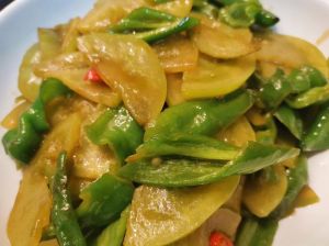 青椒丝怎么切_青椒切丝有妙招，直斜滚擦样样行！