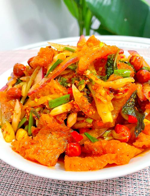 猪皮吃起来很爽口的是什么猪肉_猪皮营养多，脆嫩软糯美味佳