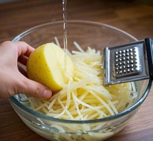 土豆焯水怎么确定熟了_焯水土豆时间看形态，片丝细短快，整土豆变软熟