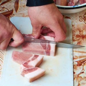 猪肉切丝应该顺着切吗_猪肉顺逆纹切法，炒馅口感全知道！