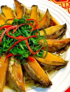 鲍鱼搭配什么菜一起吃_鲍鱼多搭配，吃法多样注意别过量