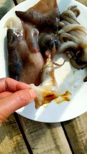 鱿鱼焯水焯多少分钟_鱿鱼焯水时间因新鲜度厚度做法而异，快熟去膜口感佳
