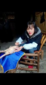 杀鸭子怎么拔毛又快又干净_冷水湿鸭撒盐，80度烫毛，顺毛拔，鸭毛干净快又好