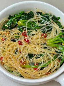 家常菠菜粉条的做法_爽脆矮脚青，鲜香凉拌菜，营养圆白菜！