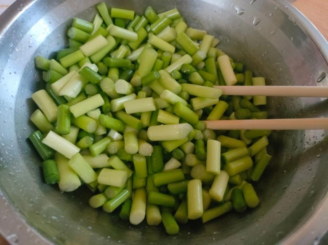 腌蒜苔做法教程_腌蒜薹，酸甜爽脆，保新鲜！