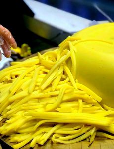 一斤干豌豆做凉粉步骤_泡发打浆滤沉淀，调水煮成爽口凉粉