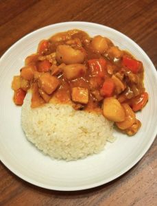 家常咖喱鸡饭的做法_春日咖喱鸡肉饭，暖心家常菜，做法简单！