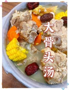 煲骨头汤的正确方法_选骨洗膜，慢炖加料，出锅前调味