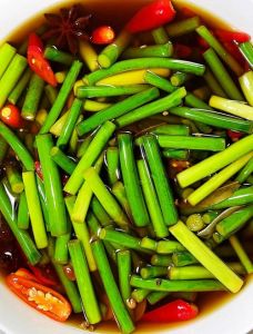 腌蒜苔的正确方法_蒜苔焯腌法，爽口持久，配饭绝配！