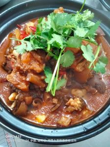 红汤牛蹄的做法大全_红汤牛蹄筋做法，预处理炒调料慢炖入味