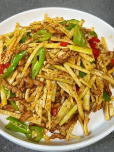笋尖炒肉的做法_笋尖炒肉去涩味做法，鲜嫩可口