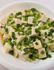 小葱拌豆腐的做法_家常美味做法分享