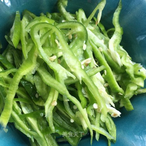 长青椒切丝怎么切图解_切青椒丝小窍门，去籽增口感