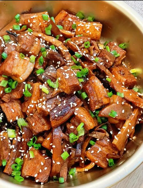 笋干炒肉的家常做法_笋干炒五花肉，嚼劲鲜美，家常下饭菜！