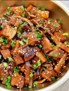 笋干炒肉的家常做法_笋干炒五花肉，嚼劲鲜美，家常下饭菜！